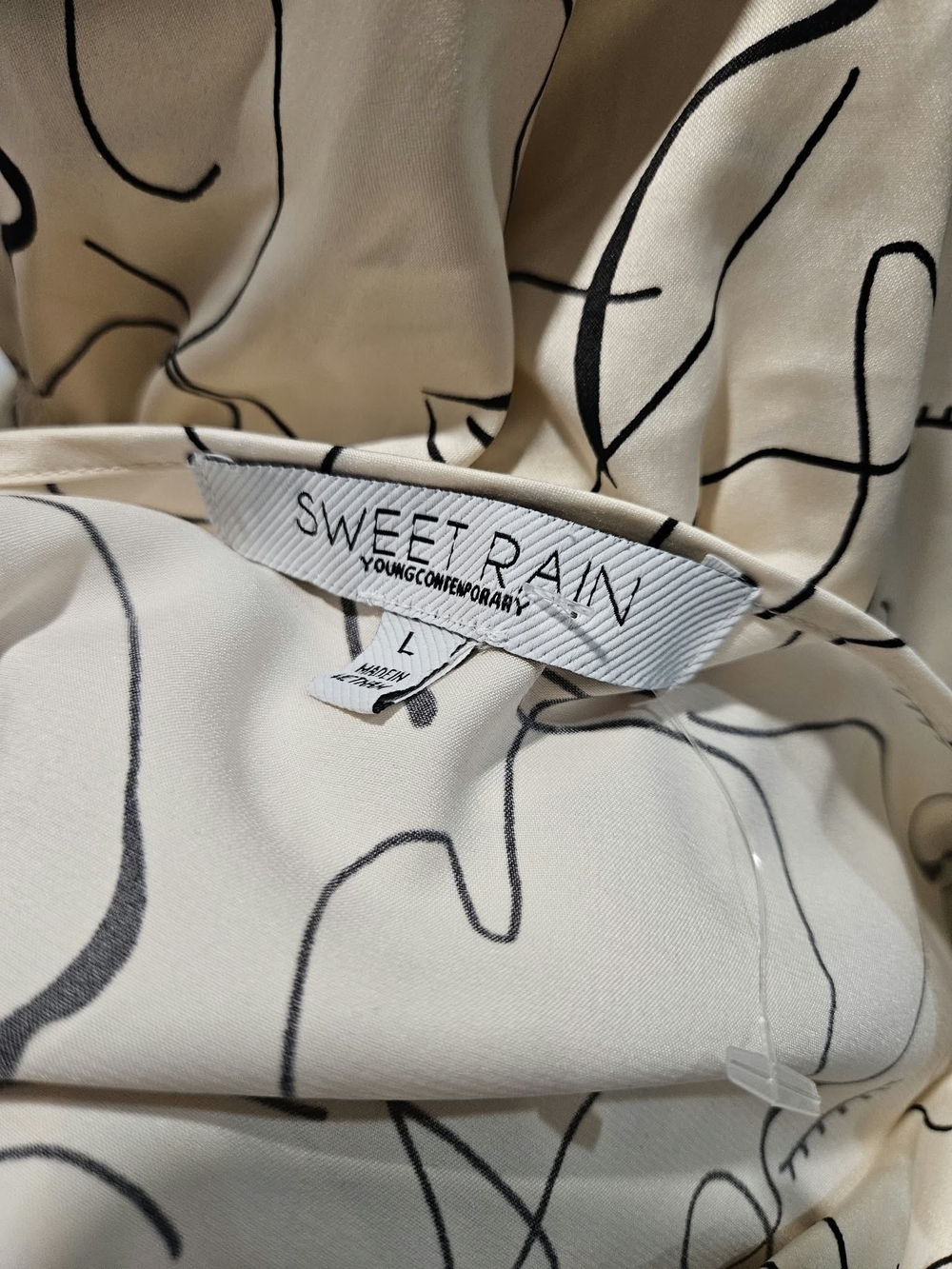 Sweet Rain Abstract Face Print Blouse in Cream & Black Large Like New - Picture 5 of 5